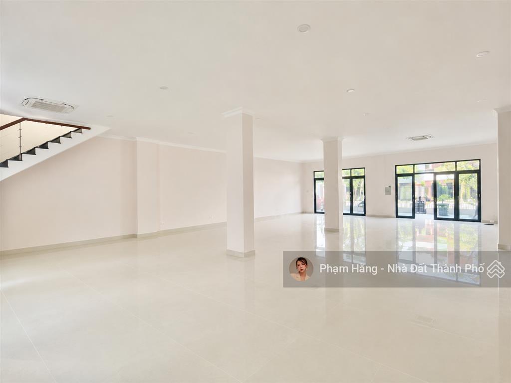 Bán tòa nhà căn hộ cao cấp 1300m2, sẵn thang máy, pccc