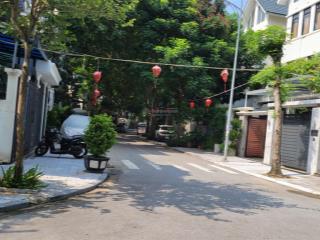 Chỉ cách vườn hoa 3 bước chân liền kề lk8 văn phú. giá đầu tư nổi bật tuần