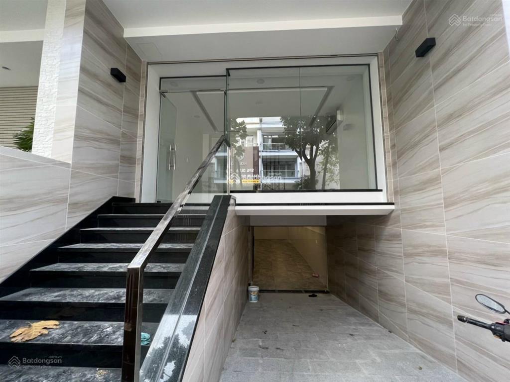 Cho thuê nhà khu 6b intresco, đường 22m nhà vị trí đẹp, hầm 3 lầu, 4pn, giá 22tr/th  0906 331 ***