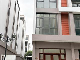 Hot cần bán căn phố biển xẻ khe 96m2, đã có sổ  hoàn thiện 2 tầng, nhìn ra công viên và the venice