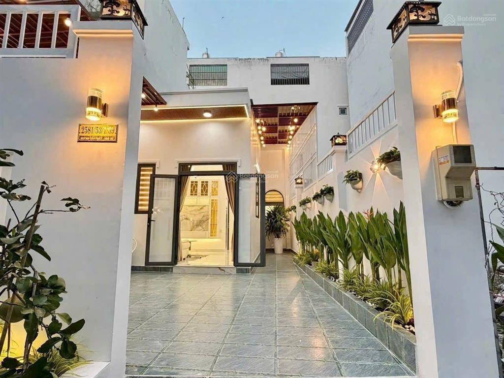 Nhà sân vườn 90m2, hẻm xe hơi huỳnh tấn phát, hơn 5 tỷ, nội thất cao cấp