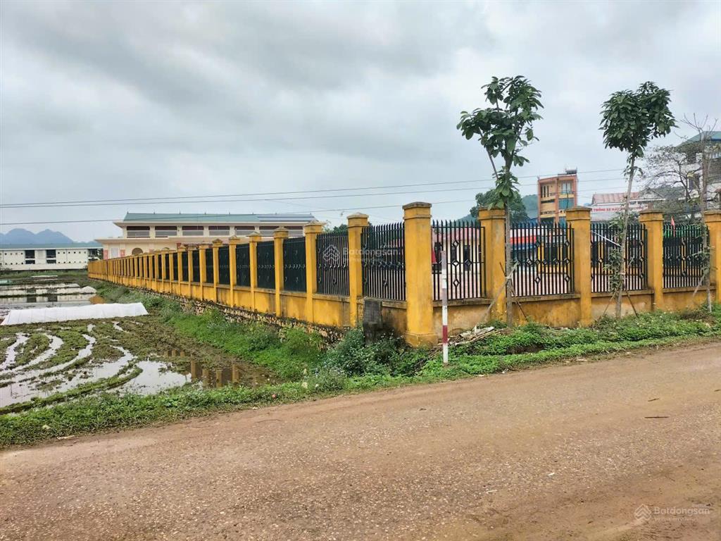 126m đối diện ủy ban mới cách quốc lộ 12b chỉ 30m tiện kinh doanh đông bắc kim bôi hòa bình