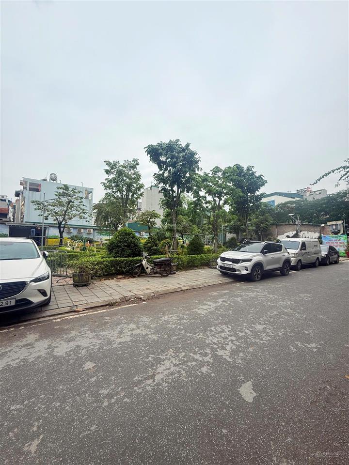 Bán lô đất mặt vườn hoa phố trạm, ô tô tránh, 120m2, mặt tiền 5m, giá chỉ nhỉnh 26 tỷ.