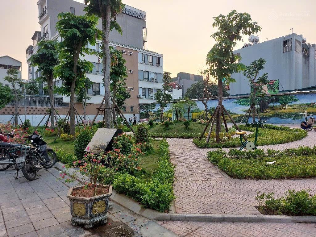 Bán lô đất mặt vườn hoa phố trạm, ô tô tránh, 120m2, mặt tiền 5m, giá chỉ nhỉnh 26 tỷ.