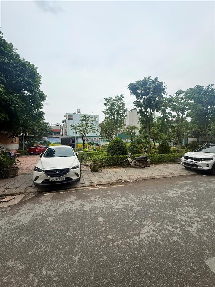 Bán lô đất mặt vườn hoa phố trạm, ô tô tránh, 120m2, mặt tiền 5m, giá chỉ nhỉnh 26 tỷ.