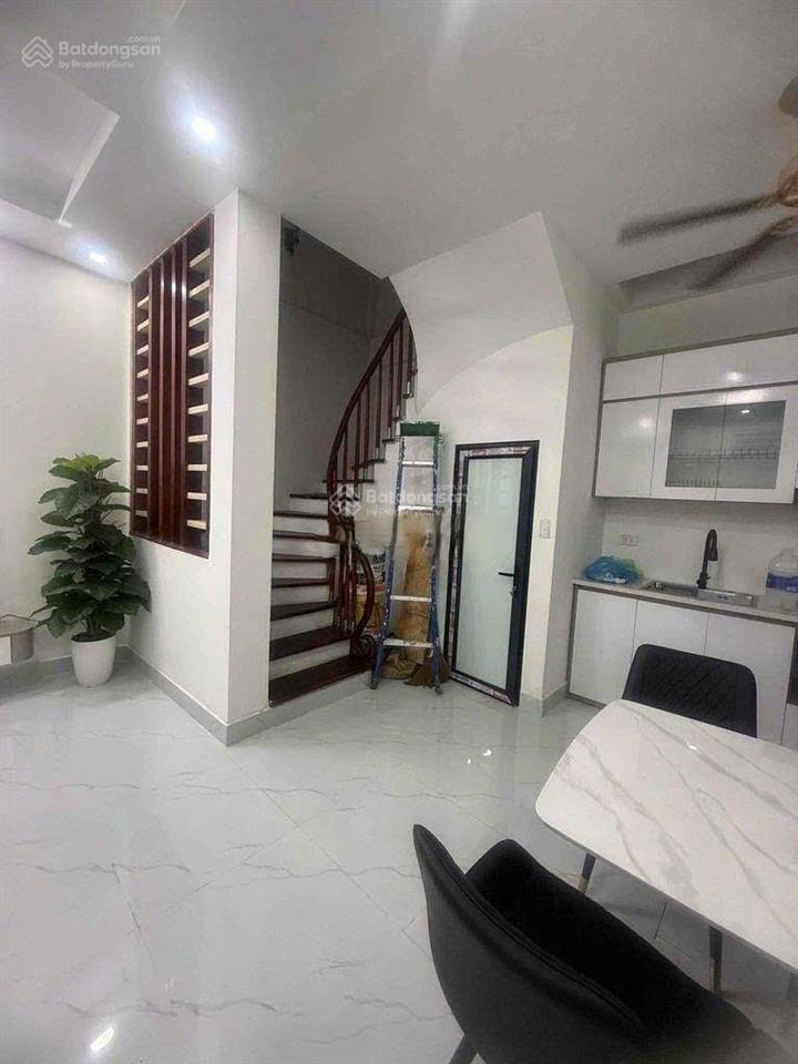 Cho thuê nhà riêng tại hoàng quốc việt, dt 40m2 x 5 tầng, 3 ngủ + 4wc, giá thuê 15 triệu, cầu giấy.