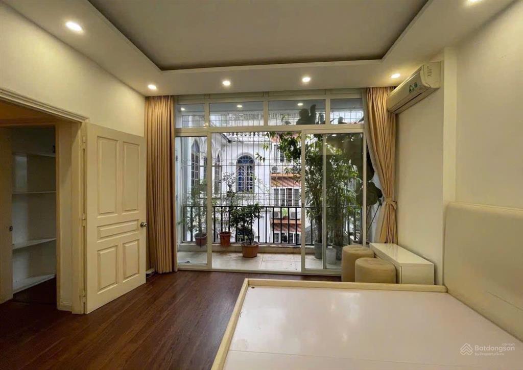 Cho thuê gấp nhà đê la thành, dt 48m2 x 4 tầng, nhà mới full nội thất, giá 18 triệu/tháng, đống đa.