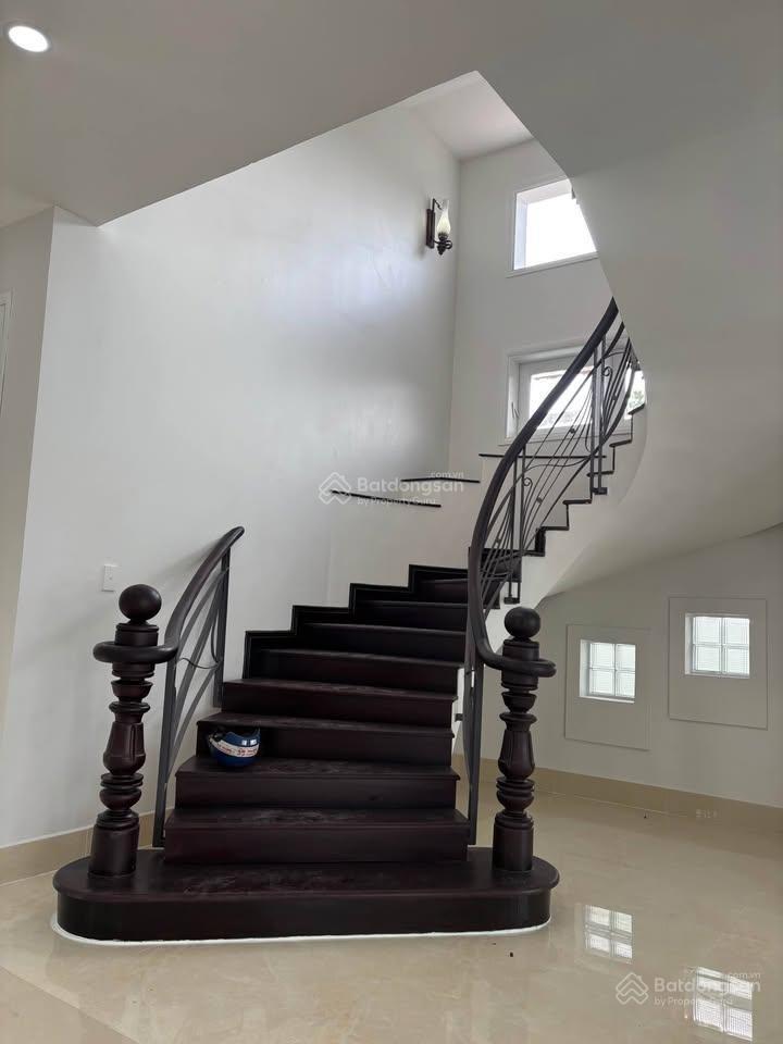 Cho thuê villa mặt tiền nguyễn văn hưởng,1000m2, 2 lầu, có hồ bơi, chỉ 6000usd,  0947 630 ***