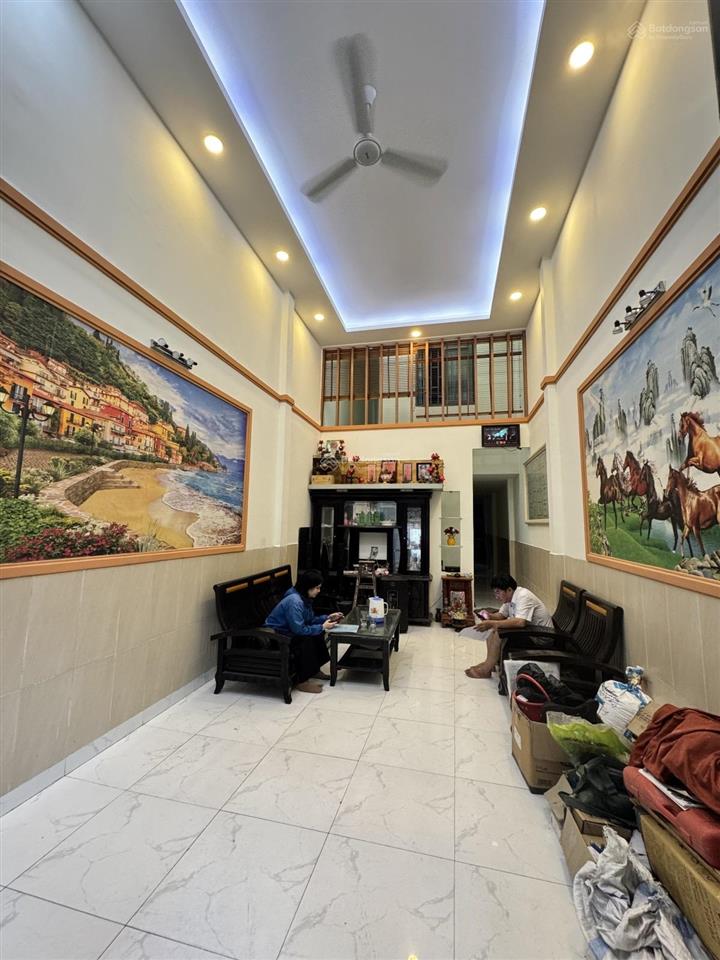 Nhà 2 tầng  thổ cư 87m2 nớ hậu, 3pn
( có pn cho người lớn tuổi ở dưới)  hẻm xe hơi đỗ cổng