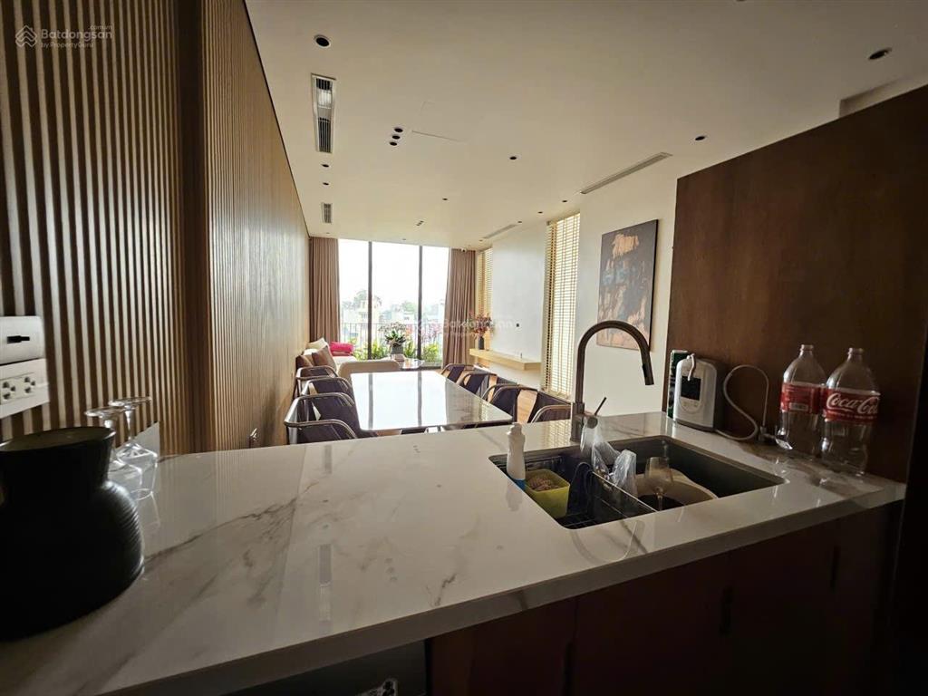 Cho thuê nhà nguyễn văn cừ, view đẹp, gara ô tô, làm văn phòng, ở. 8 tầng thang máy.