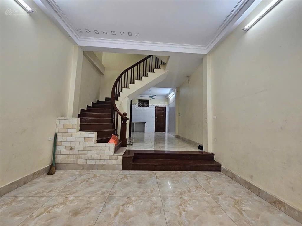 Cho thuê nhà nguyên căn mặt phố nguyễn sơn. vừa ở vừa làm vp, trung tâm tiếng anh