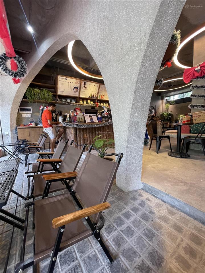 Căn hộ tầng 12, view đẹp thoáng mát, có nội thất cơ bản giá 2,1 týaigon intela
