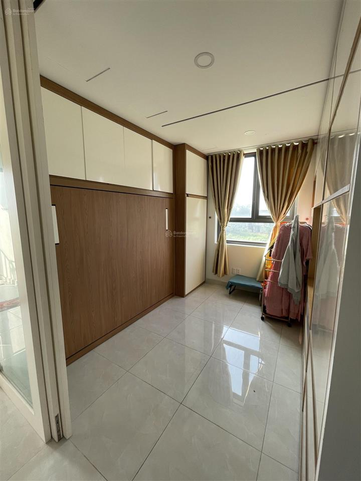 Căn hộ tầng 12, view đẹp thoáng mát, có nội thất cơ bản giá 2,1 týaigon intela