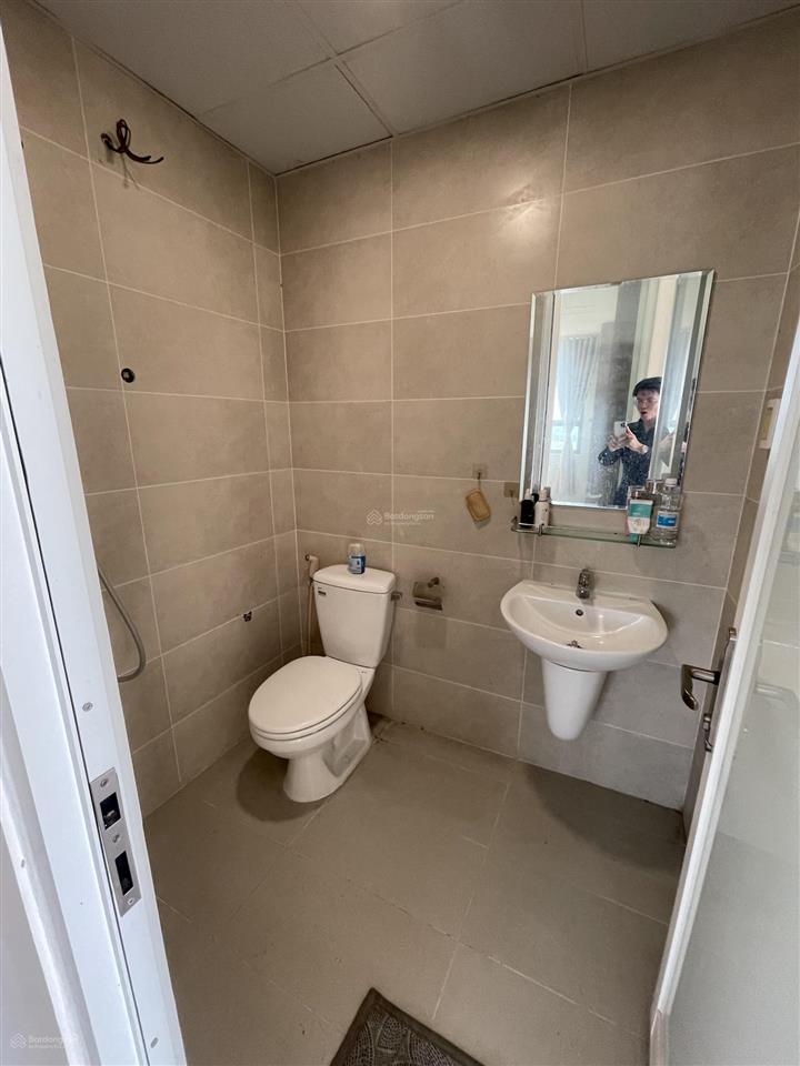 Căn hộ tầng 12, view đẹp thoáng mát, có nội thất cơ bản giá 2,1 týaigon intela