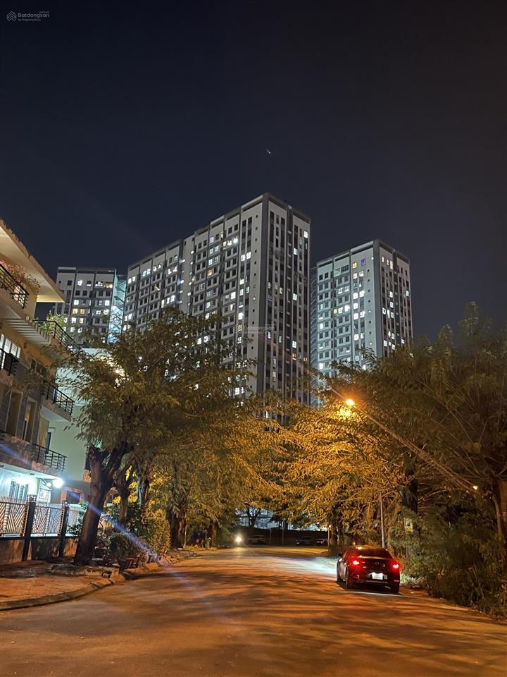 Căn hộ tầng 12, view đẹp thoáng mát, có nội thất cơ bản giá 2,1 týaigon intela