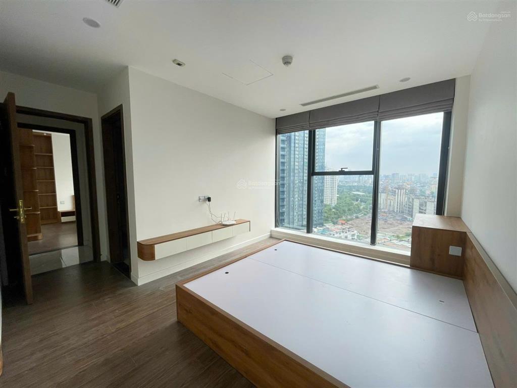 Duy nhất  cho thuê căn hộ 3 ngủ đồ cơ bản 104m2  có rèm + tủ + giường