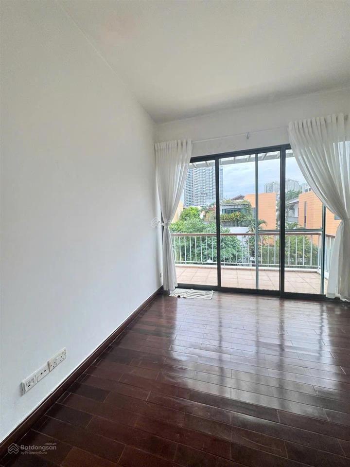 Cần tiền bán gấp villa rẻ đẹp nhất compound riviera  13,5x21m, 300m2, 3 lầu 5pn 5wc. 108 tỷ tl