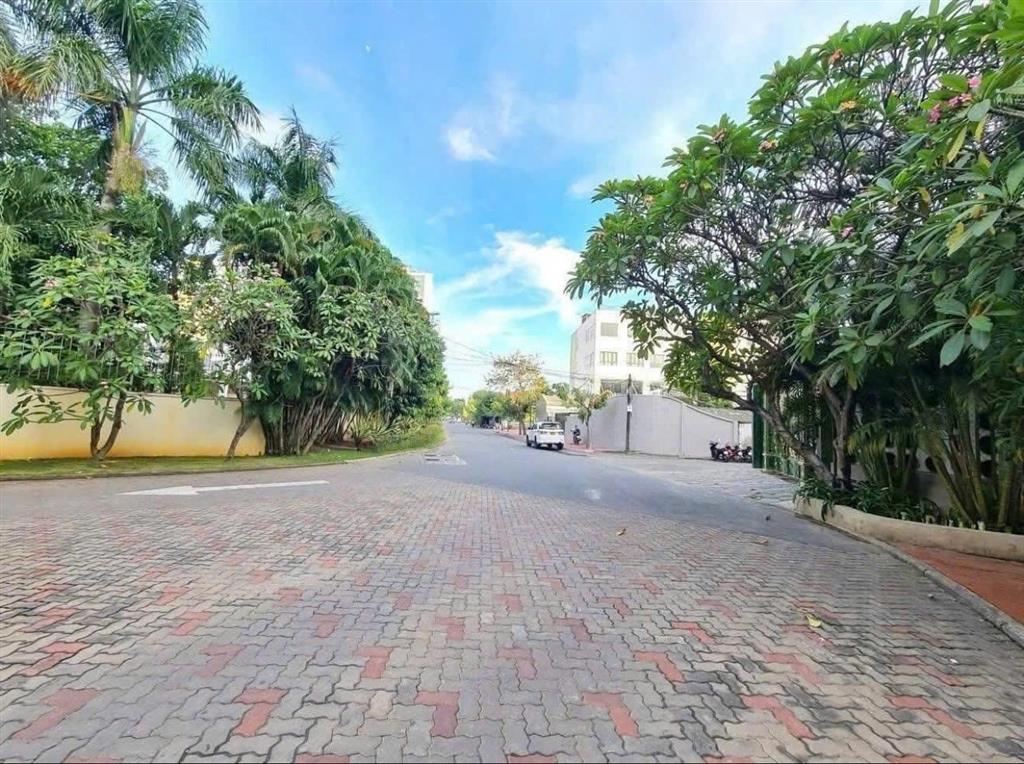 Cần tiền bán gấp villa rẻ đẹp nhất compound riviera  13,5x21m, 300m2, 3 lầu 5pn 5wc. 108 tỷ tl