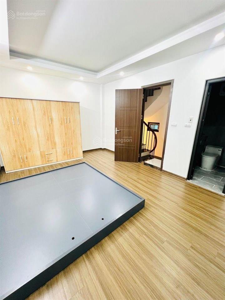 Phố tôn đức thắng. dt30m xây 5 tầng, 3 ngủ. nhà mới xây  sân để xe riêng  ngõ nông gần phố.