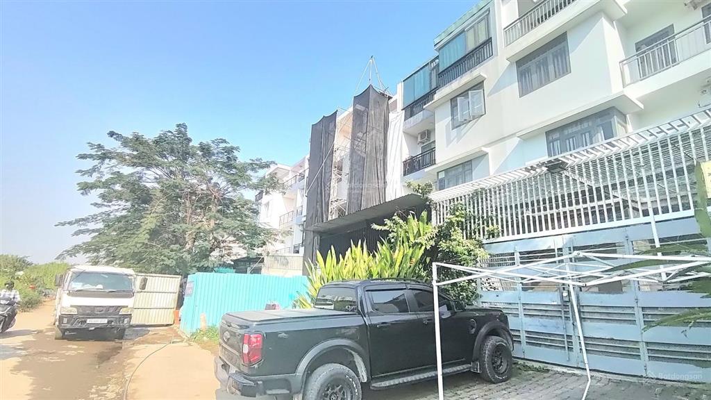 Gấp bán, biệt thự mới khu vip intresco 4 tầng 7pn chính chủ 1 đời, kế nguyễn văn linh ql50, khu đh