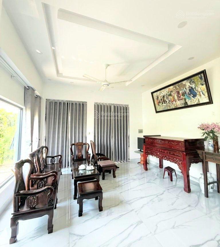 Hơn 8tỷ có biệt thự sân vườn đẹp rạng ngời dt 400m2, đường đoàn nguyễn tuấn, 2km ra ql1a