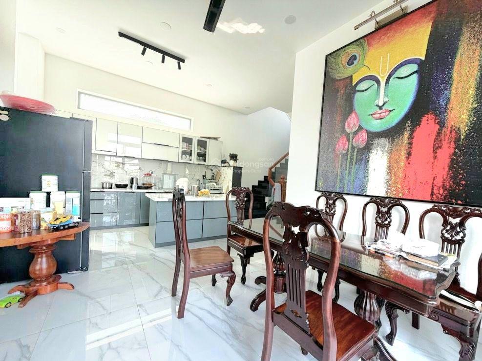 Hơn 8tỷ có biệt thự sân vườn đẹp rạng ngời dt 400m2, đường đoàn nguyễn tuấn, 2km ra ql1a