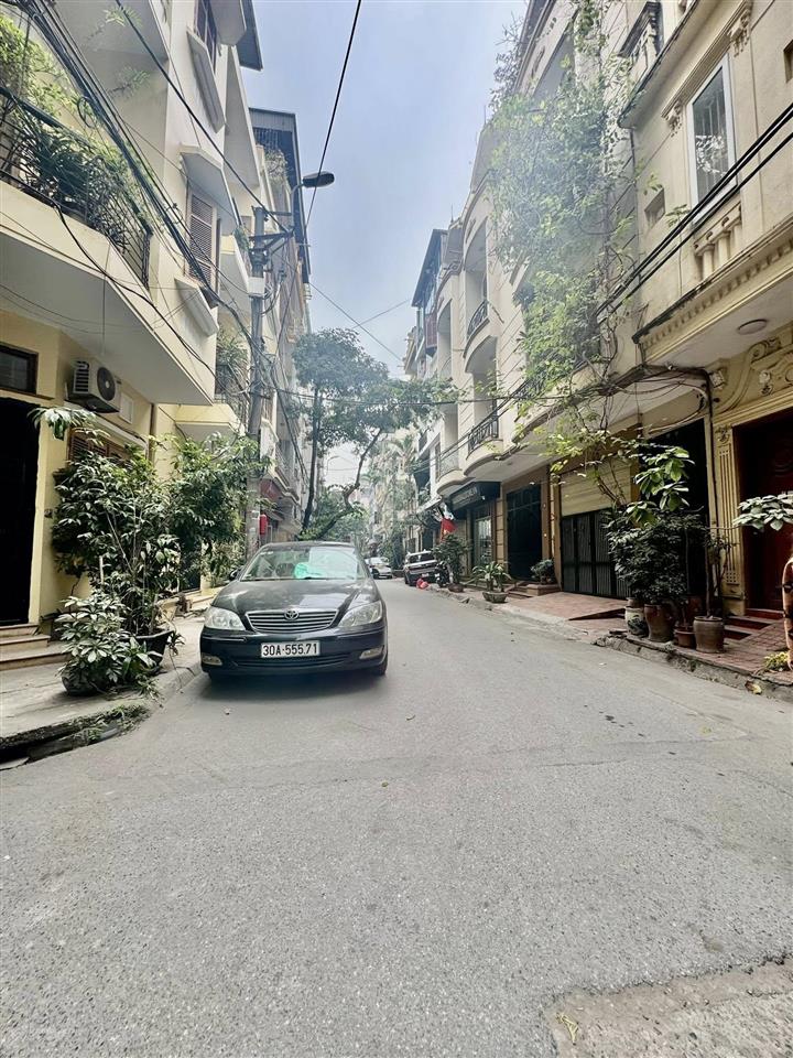 Bán nhà đẹp ngã tư sở, 68m2, 2 mặt thoáng, mặt tiền rộng, phân lô oto tránh, vỉa hè, dân trí cao