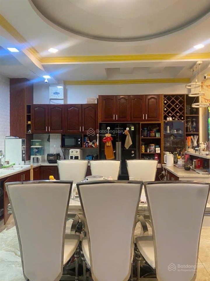 Biệt thự phố 3 lầu kdc bình hưng, gần đường số 10, ngay bến xe q8, ô tô vào nhà, 8x18, 5p, 5wc