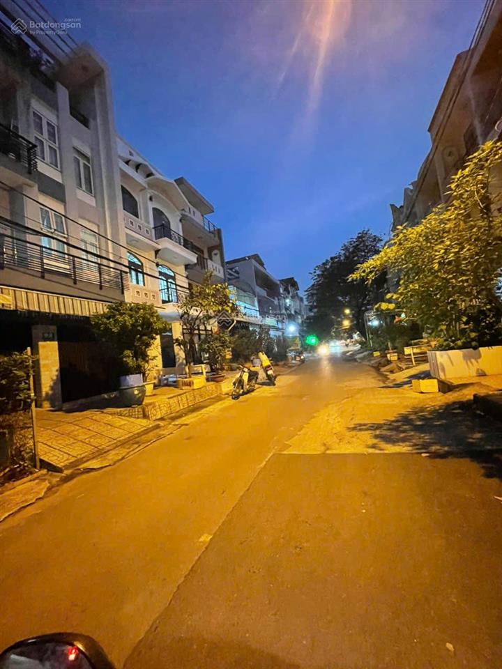 Biệt thự phố 3 lầu kdc bình hưng, gần đường số 10, ngay bến xe q8, ô tô vào nhà, 8x18, 5p, 5wc