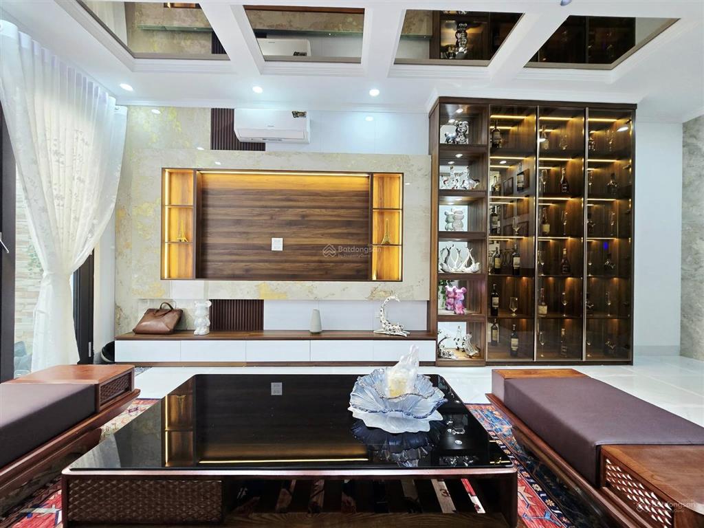 Một trong số ít 1 căn  lạc long quân  6t x thang máy  lô góc  ô tô đỗ  10 tỷ