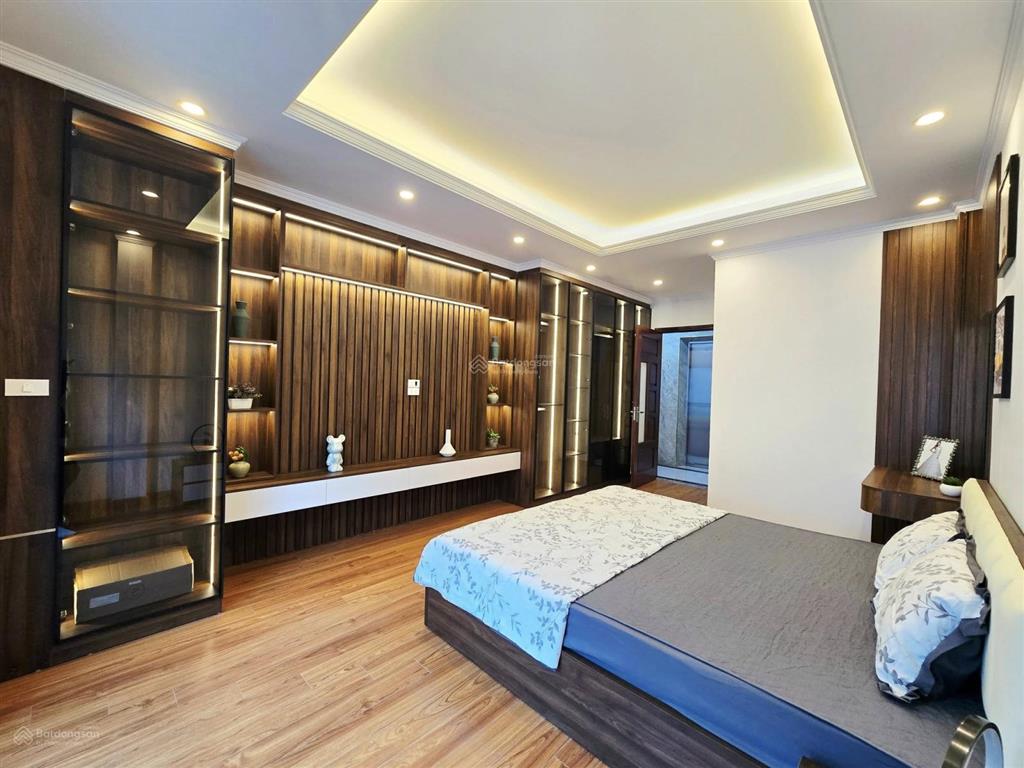 Một trong số ít 1 căn  lạc long quân  6t x thang máy  lô góc  ô tô đỗ  10 tỷ