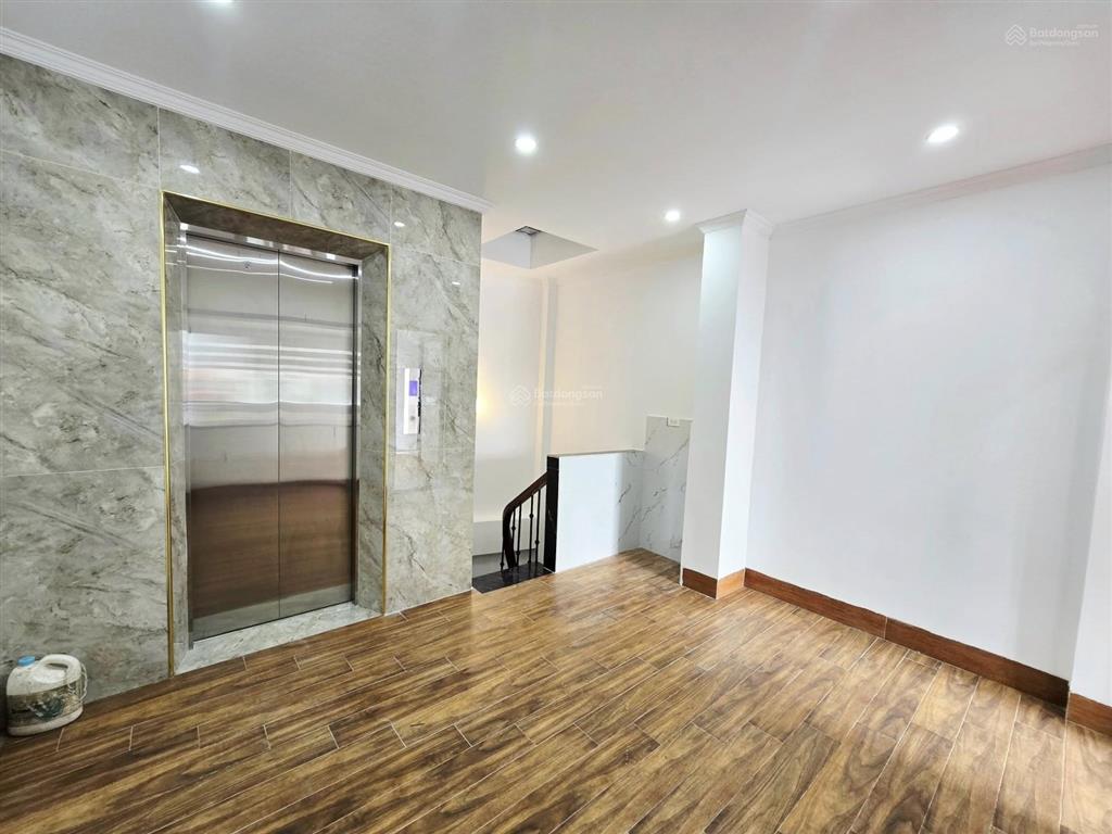 Một trong số ít 1 căn  lạc long quân  6t x thang máy  lô góc  ô tô đỗ  10 tỷ