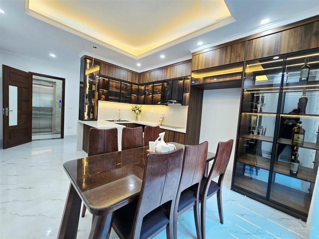 Một trong số ít 1 căn  lạc long quân  6t x thang máy  lô góc  ô tô đỗ  10 tỷ