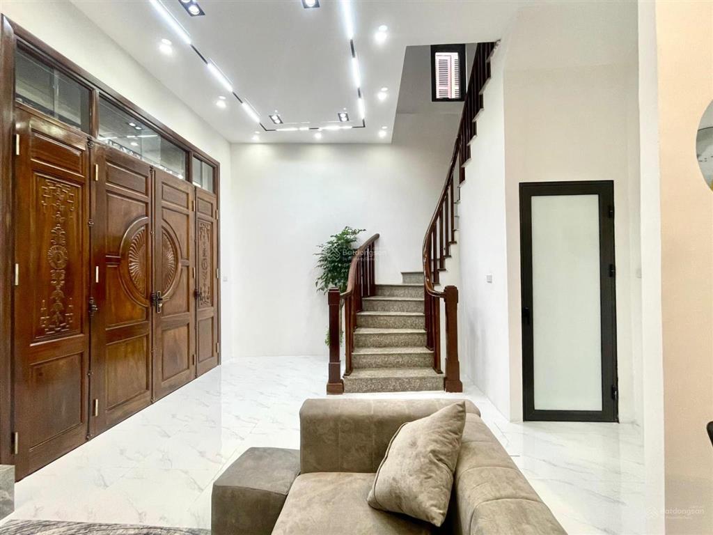 Chị tôi tên thắm cần bán gấp nhà mặt ngõ ô tô hoàng hoa thám, 50m2, nhỉnh 13 tỷ.