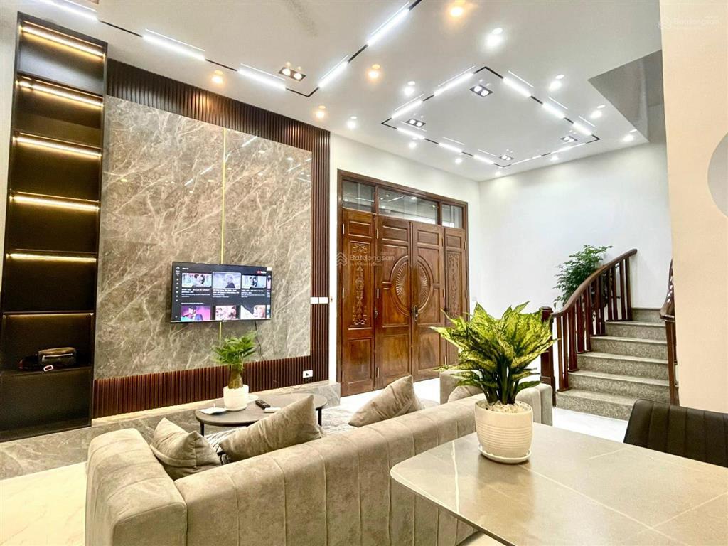 Chị tôi tên thắm cần bán gấp nhà mặt ngõ ô tô hoàng hoa thám, 50m2, nhỉnh 13 tỷ.