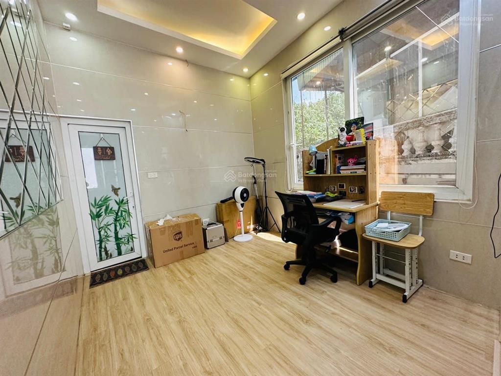 Bán gấp nhà ngõ 462 bưởi, 42m2, 10 tỷ, còn thương lượng