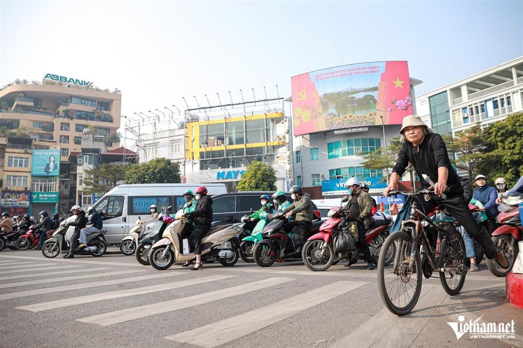 Cho thuê cửa hàng ki ốt, gara xe, mặt tiền 5m, 100m² phạm văn đồng, đỗ nhuận, cv hòa bình, 10 tr