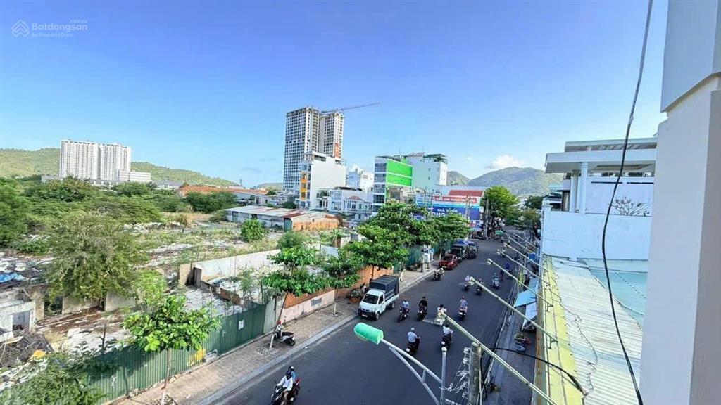 Lô góc 3 tầng 2 mặt tiền trường sa gần biển đắc địa kinh doanh cạnh bách hoá xanh