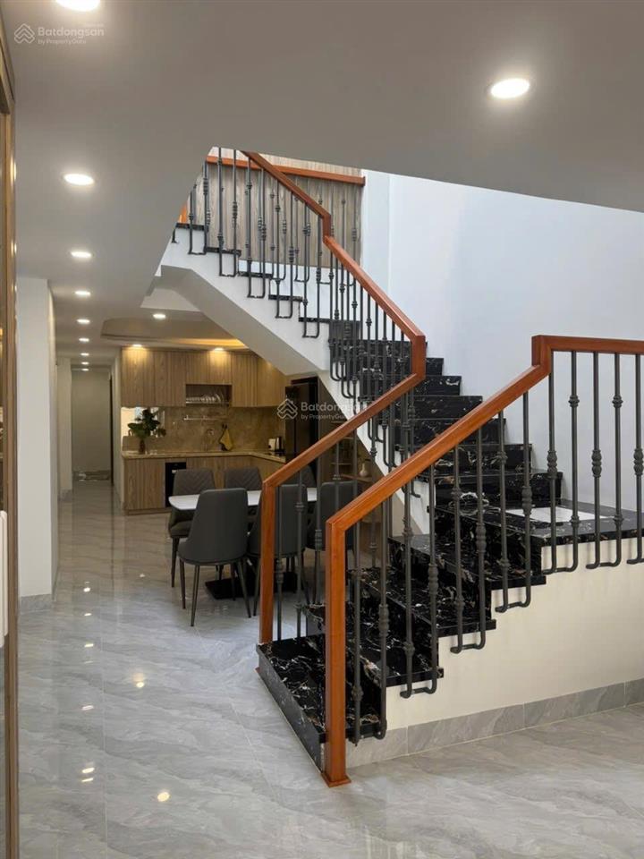 Nhà đẹp gần biển nội thất mới đẹp có garage ô tô giá tốt chỉ 7,8 tỷ