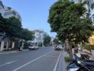 Cho thuê mặt bằng làm văn phòng tại tầng 1 shophouse view quảng trường