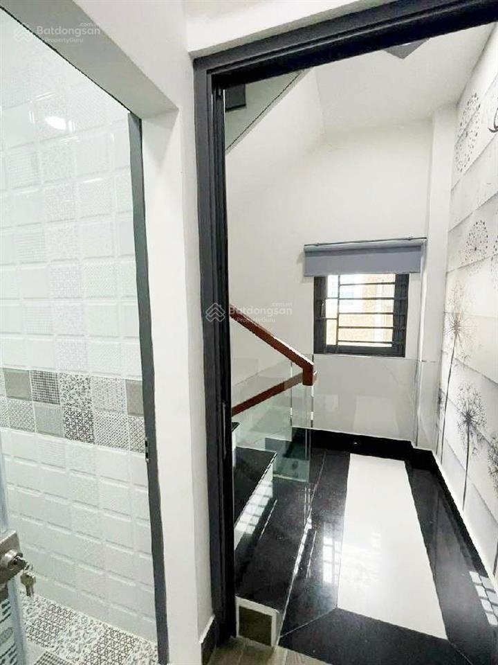 Nhà đường lê đại hành, hẻm ba gác, khu an ninh dân trí cao, di chuyển thuận tiện tất cả các quận .