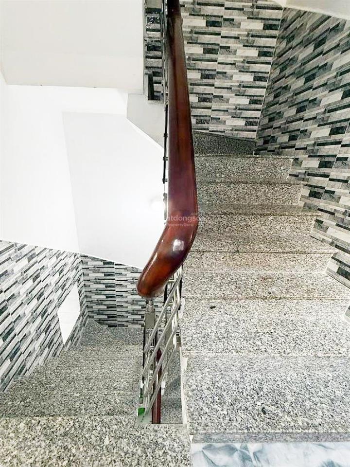 Nhà đường nguyễn trãi q5, hẻm ba gác dân trí cao, giáp nhiều trường đại học, di chuyển thuận tiện .
