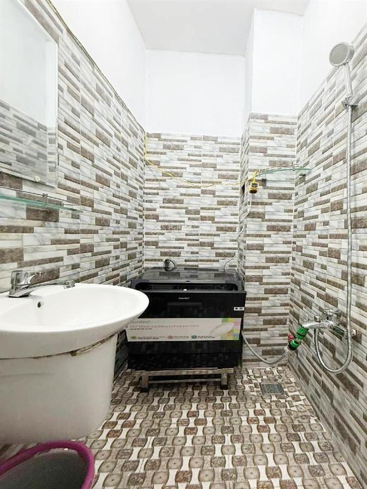 Nhà đường nguyễn trãi q5, hẻm ba gác dân trí cao, giáp nhiều trường đại học, di chuyển thuận tiện .