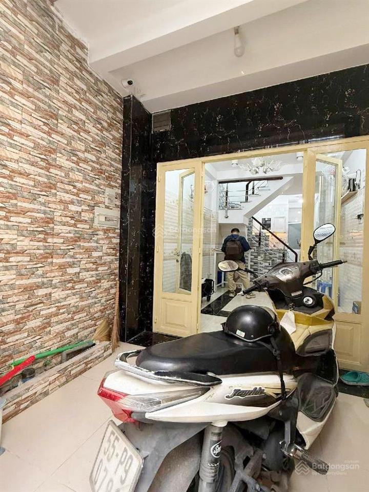 Nhà đường nguyễn trãi q5, hẻm ba gác dân trí cao, giáp nhiều trường đại học, di chuyển thuận tiện .