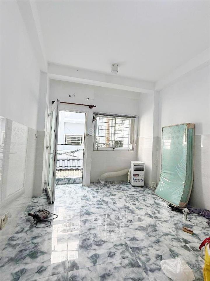 Nhà đường nguyễn trãi q5, hẻm ba gác dân trí cao, giáp nhiều trường đại học, di chuyển thuận tiện .