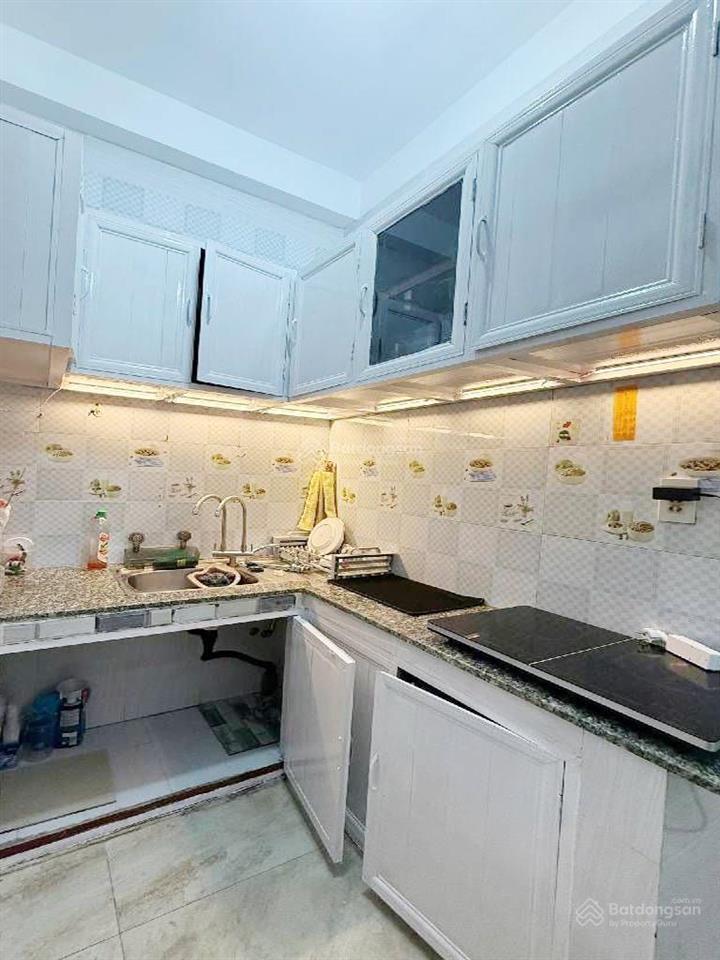 Nhà đường nguyễn trãi q5, hẻm ba gác dân trí cao, giáp nhiều trường đại học, di chuyển thuận tiện .