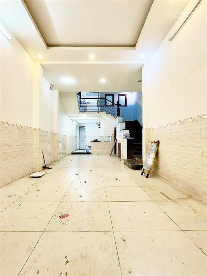 Nhà ngay hồng lạc và lạc long quân, hẻm xe hơi thông khắp nơi gần chợ tân bình, tiện kinh doanh.