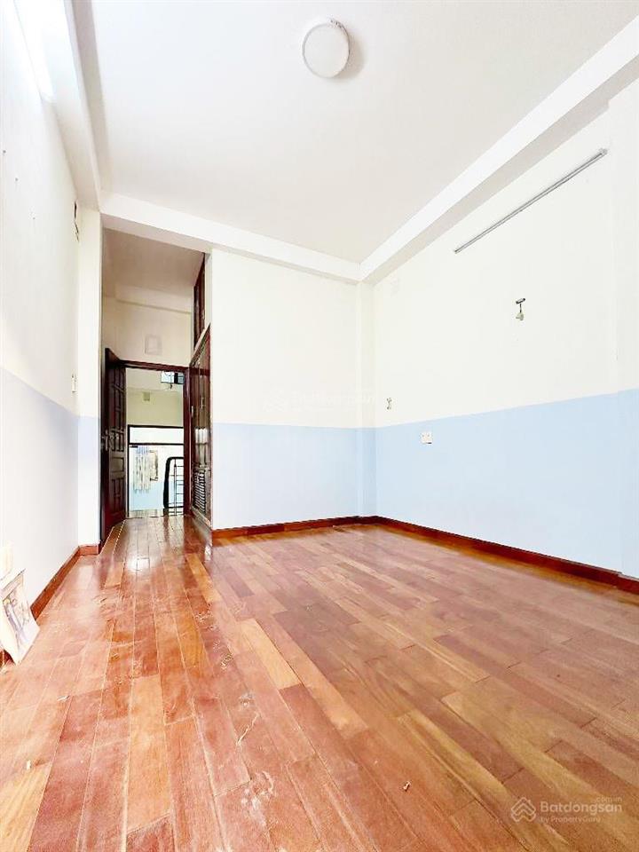 Nhà ngay hồng lạc và lạc long quân, hẻm xe hơi thông khắp nơi gần chợ tân bình, tiện kinh doanh.