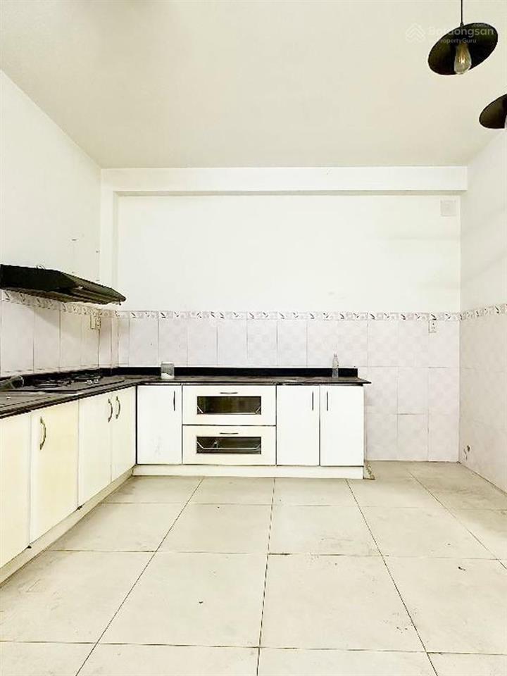 Nhà ngay hồng lạc và lạc long quân, hẻm xe hơi thông khắp nơi gần chợ tân bình, tiện kinh doanh.