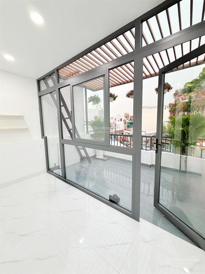 Nhà gần chợ hồng lạc, ngay sát mặt tiền đường, nhà mới xây xong, tặng toàn bộ nội thất.